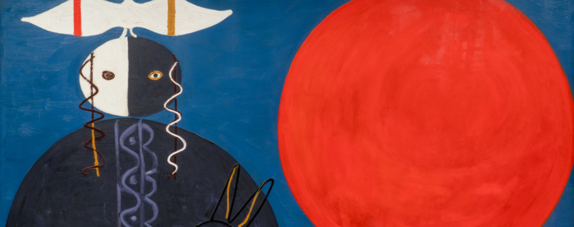 Composition en noir, en blanc et en rouge sur fond bleu. Un semblant de figure animale, construite à partir de deux cercles, est perceptible à gauche de l’œuvre. La tête de cette silhouette est surmontée d’un oiseau aux ailes ouvertes. À droite, un grand cercle rouge occupe la partie supérieure, alors qu’une figure d’animal au galop occupe le bas. (Kittie Bruneau – One Eye Suzy, 1963 – Huile sur toile)
